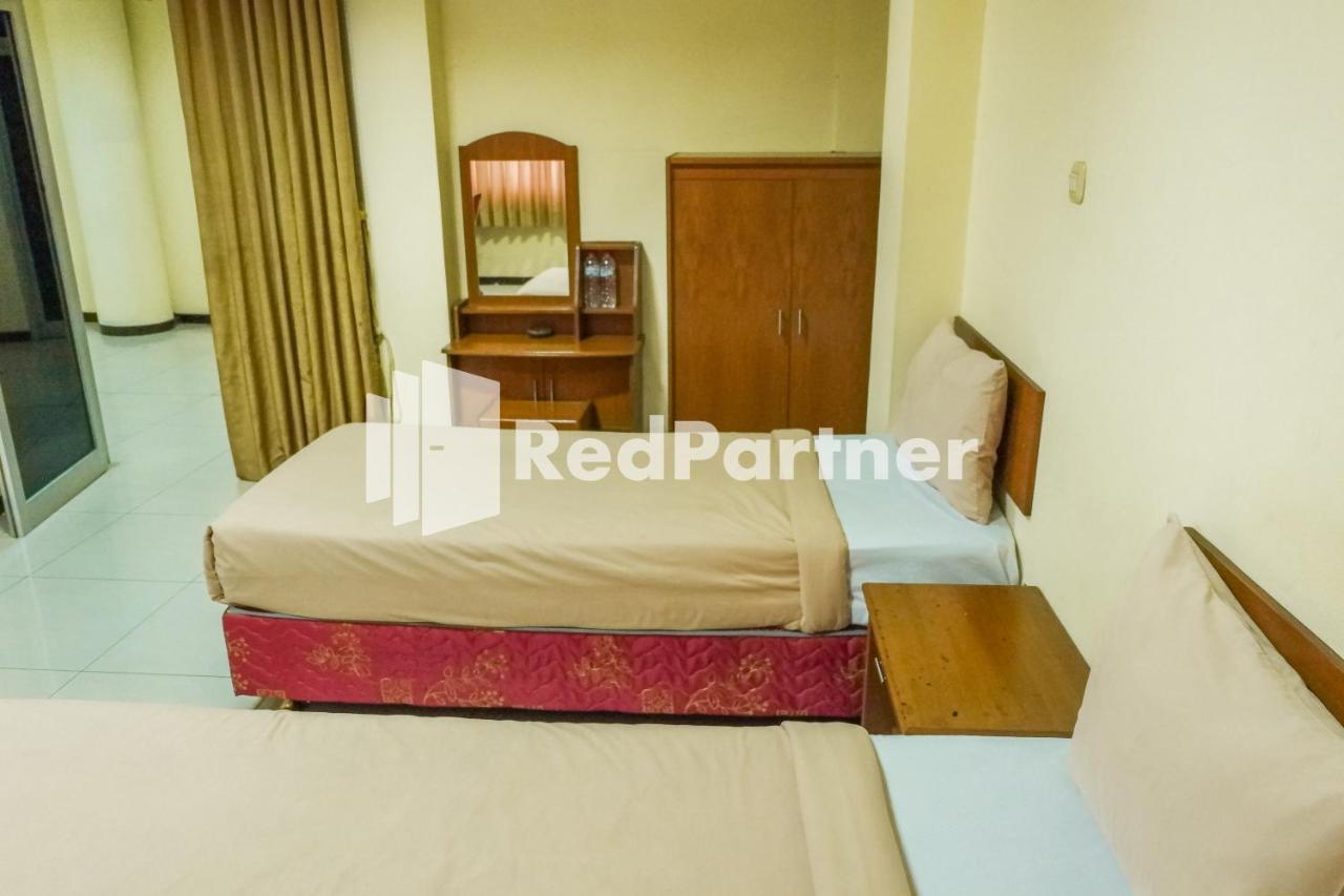 Grand Kembar Hotel Mitra Reddoorz Bandung Buitenkant foto