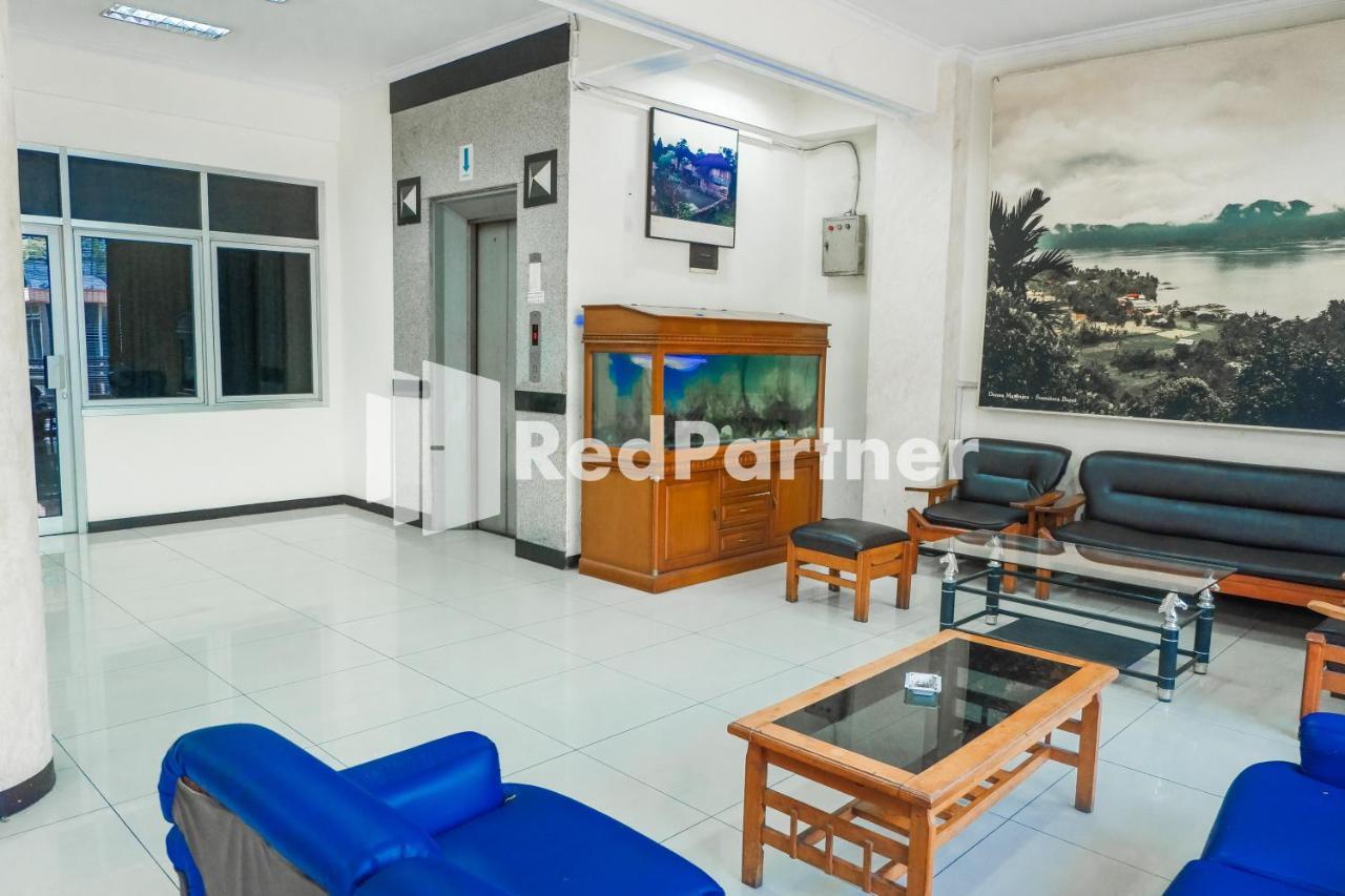 Grand Kembar Hotel Mitra Reddoorz Bandung Buitenkant foto