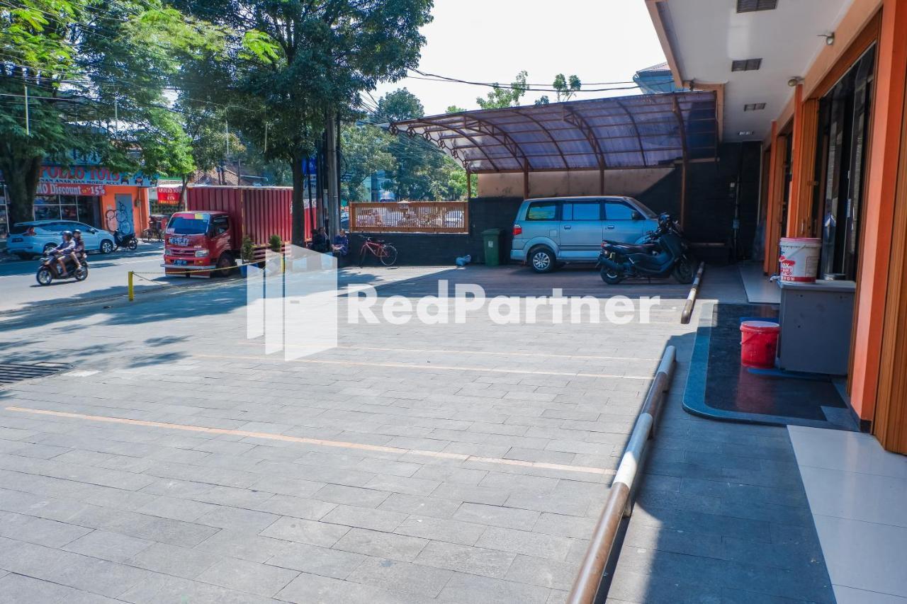 Grand Kembar Hotel Mitra Reddoorz Bandung Buitenkant foto