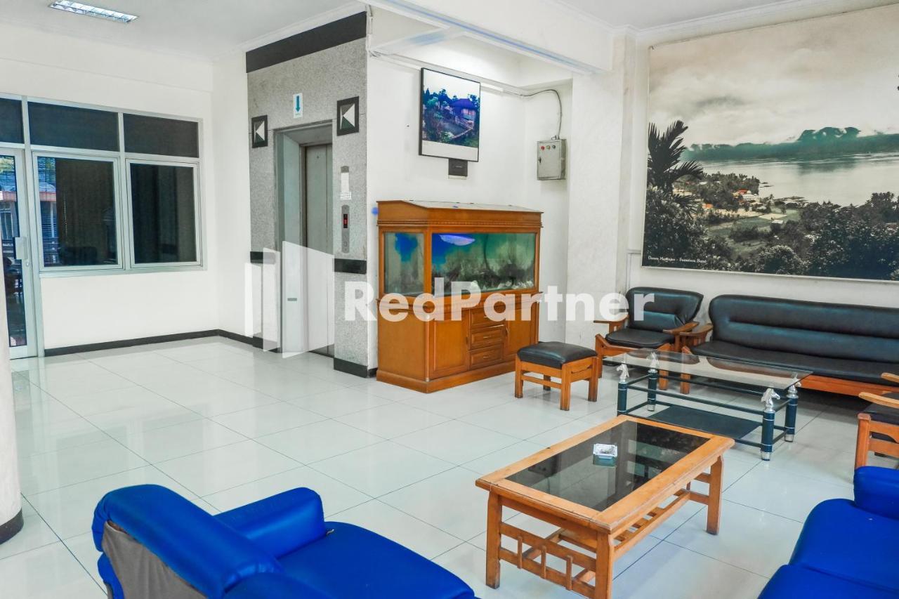 Grand Kembar Hotel Mitra Reddoorz Bandung Buitenkant foto